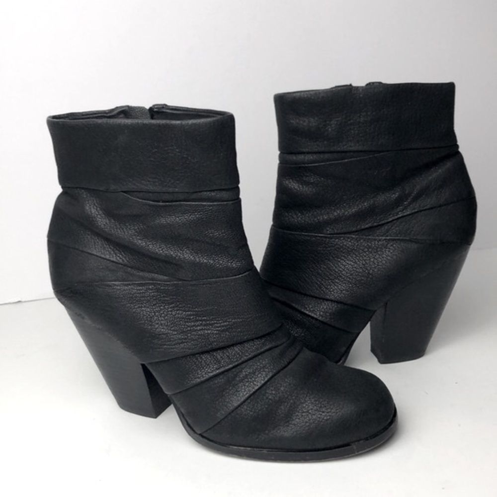 Vince Camuto Belta Tiered Heeled Ankle Boots 6.5